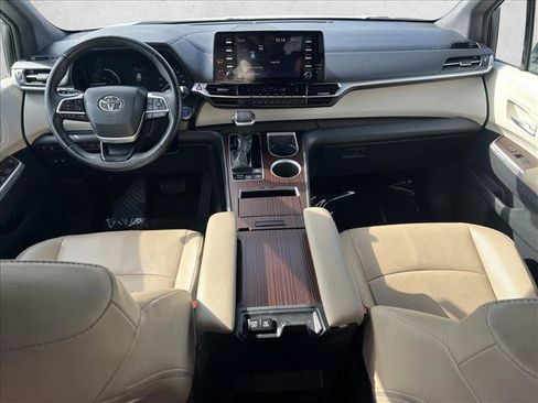Used 2022 Toyota Sienna XLE image 19