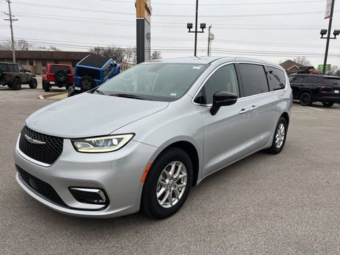 Used 2024 Chrysler Pacifica Touring-L image 7