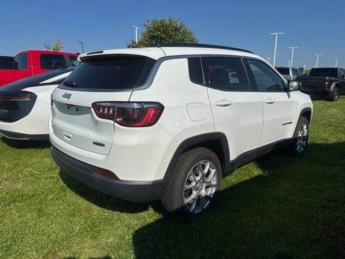 Used 2024 Jeep Compass Latitude AWD/4WD image 3