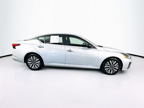 Used 2024 Nissan Altima 2.5 SV FWD image 11