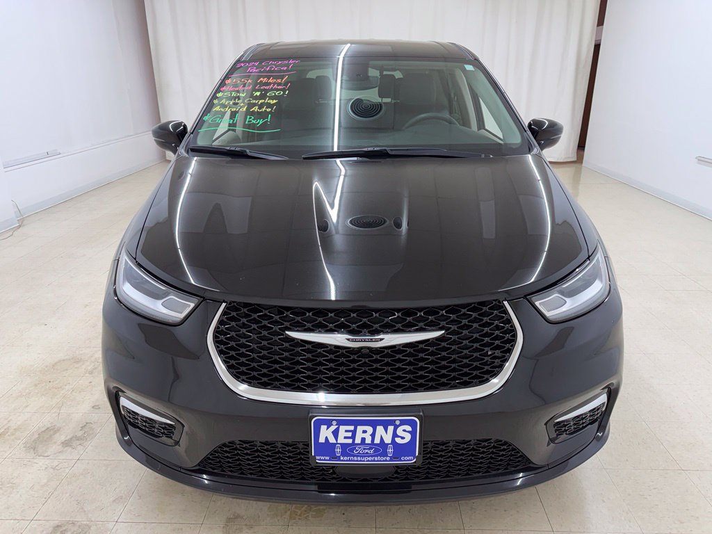 Used 2024 Chrysler Pacifica Touring-L FWD image 9