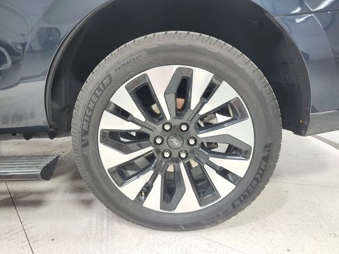 Used 2025 Ford Expedition Platinum w/ Driver's Package AWD/4WD image 15
