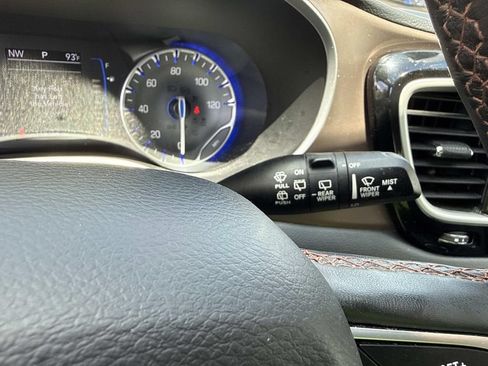 Used 2018 Chrysler Pacifica Touring-L w/ Tire & Wheel Group FWD image 35