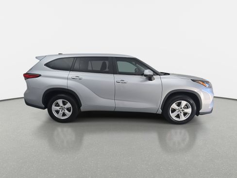 Used 2023 Toyota Highlander L image 2