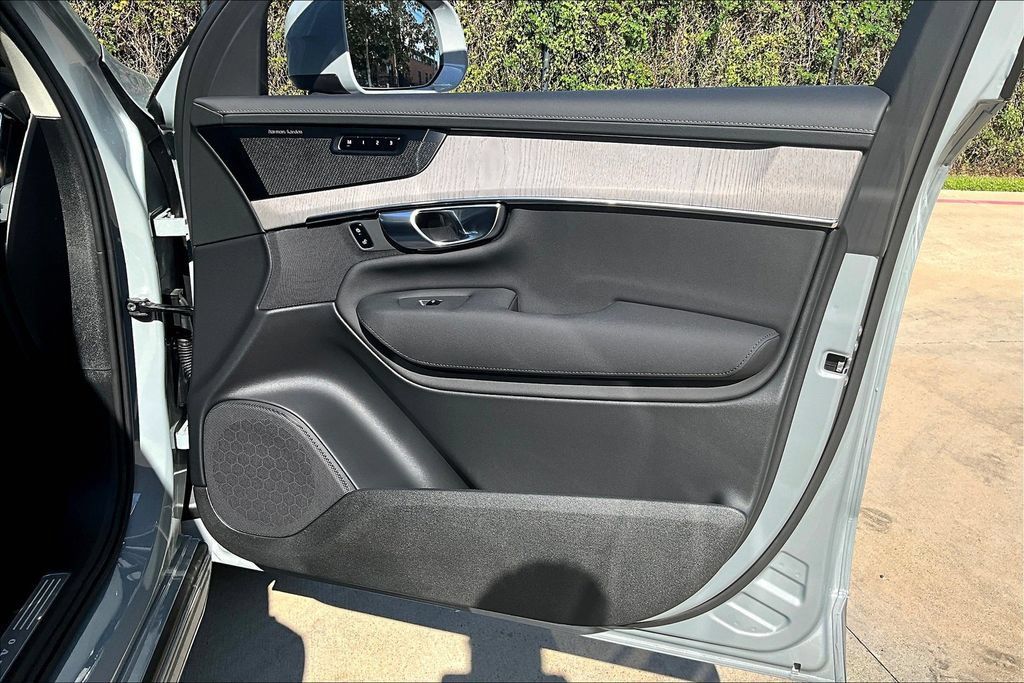 New 2026 Volvo XC90 B5 Ultra w/ Protection Package Premier AWD/4WD image 8