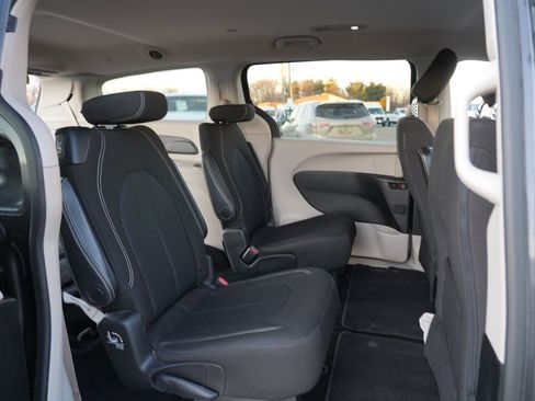 Used 2020 Chrysler Voyager LX image 12