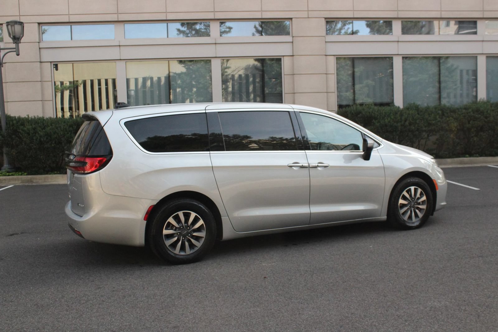 Used 2023 Chrysler Pacifica Touring-L FWD image 7