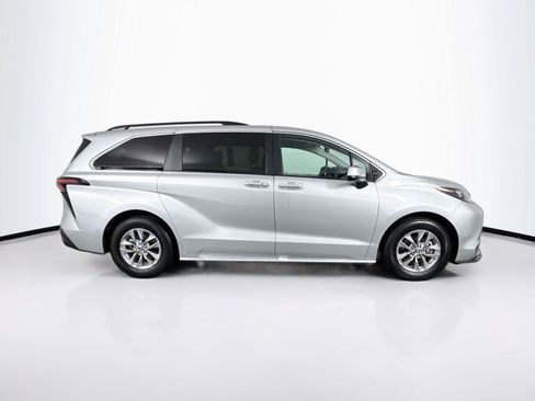 Certified 2025 Toyota Sienna XLE FWD image 11