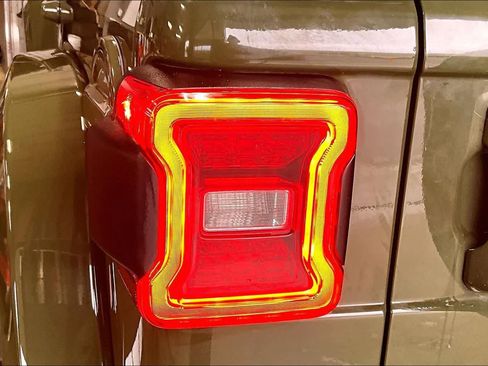 Used 2024 Jeep Wrangler High Altitude image 32