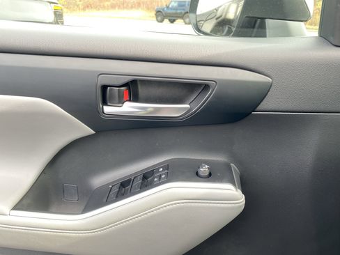 Used 2023 Toyota Highlander XLE image 14