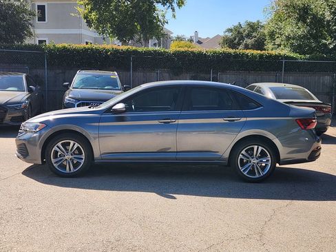 Used 2024 Volkswagen Jetta SE image 4