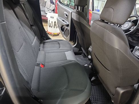 Used 2018 Jeep Renegade Altitude image 11