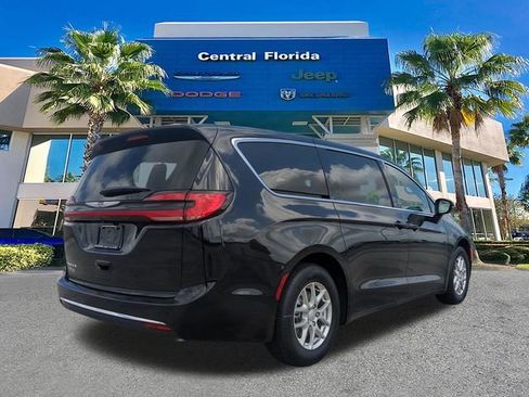 New 2026 Chrysler Pacifica Select image 5