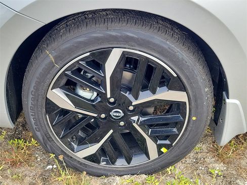 New 2025 Nissan Versa SR w/ Trunk Package image 6