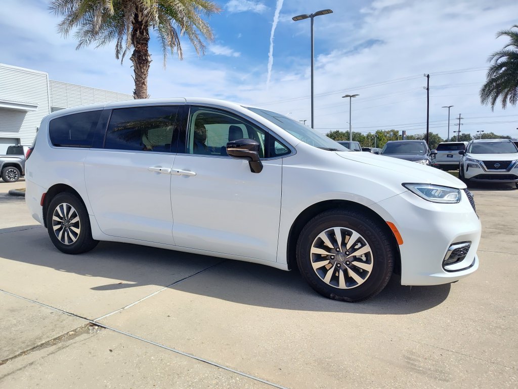 Used 2024 Chrysler Pacifica Limited FWD image 13