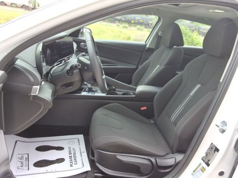 Used 2025 Hyundai Elantra SEL FWD image 28