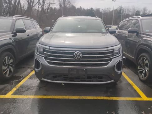 Used 2025 Volkswagen Atlas SE image 3
