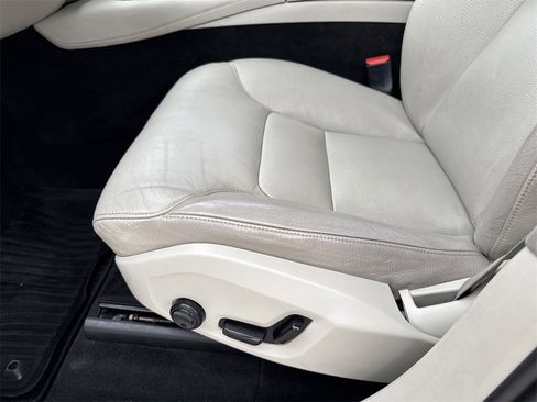 Used 2017 Volvo XC90 T5 Momentum w/ Vision Package image 13