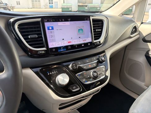 Used 2022 Chrysler Pacifica Touring-L image 17