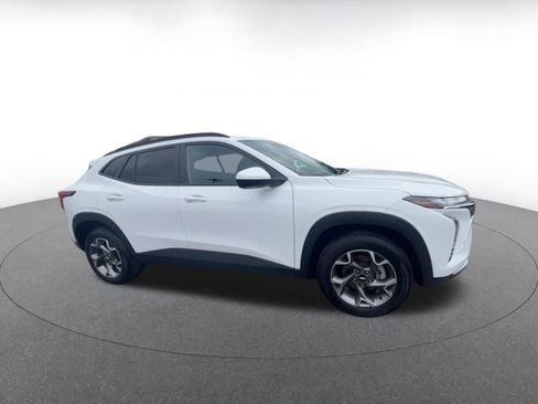 Used 2025 Chevrolet Trax LT FWD image 2