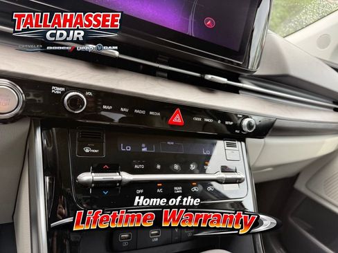 Used 2024 Kia Carnival EX FWD image 13