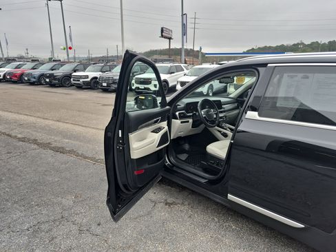 Used 2024 Kia Telluride EX w/ EX Captain's Chair Package image 9