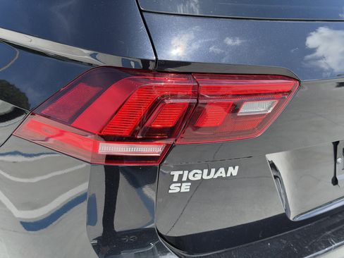 Used 2020 Volkswagen Tiguan SE w/ Panoramic Sunroof Package AWD/4WD image 9