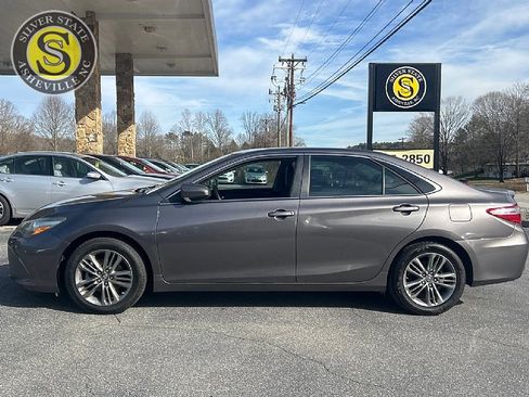 Used 2016 Toyota Camry SE image 3