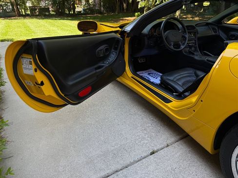 Used 2004 Chevrolet Corvette Convertible w/ Preferred Equipment Group RWD image 48