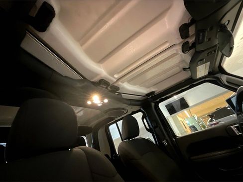 Used 2022 Jeep Gladiator Willys image 23