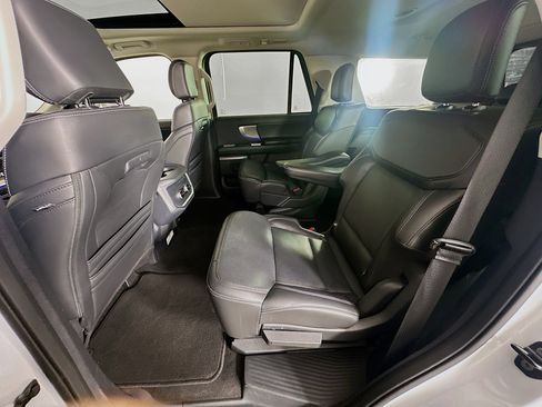 Used 2025 Ford Expedition Platinum image 29