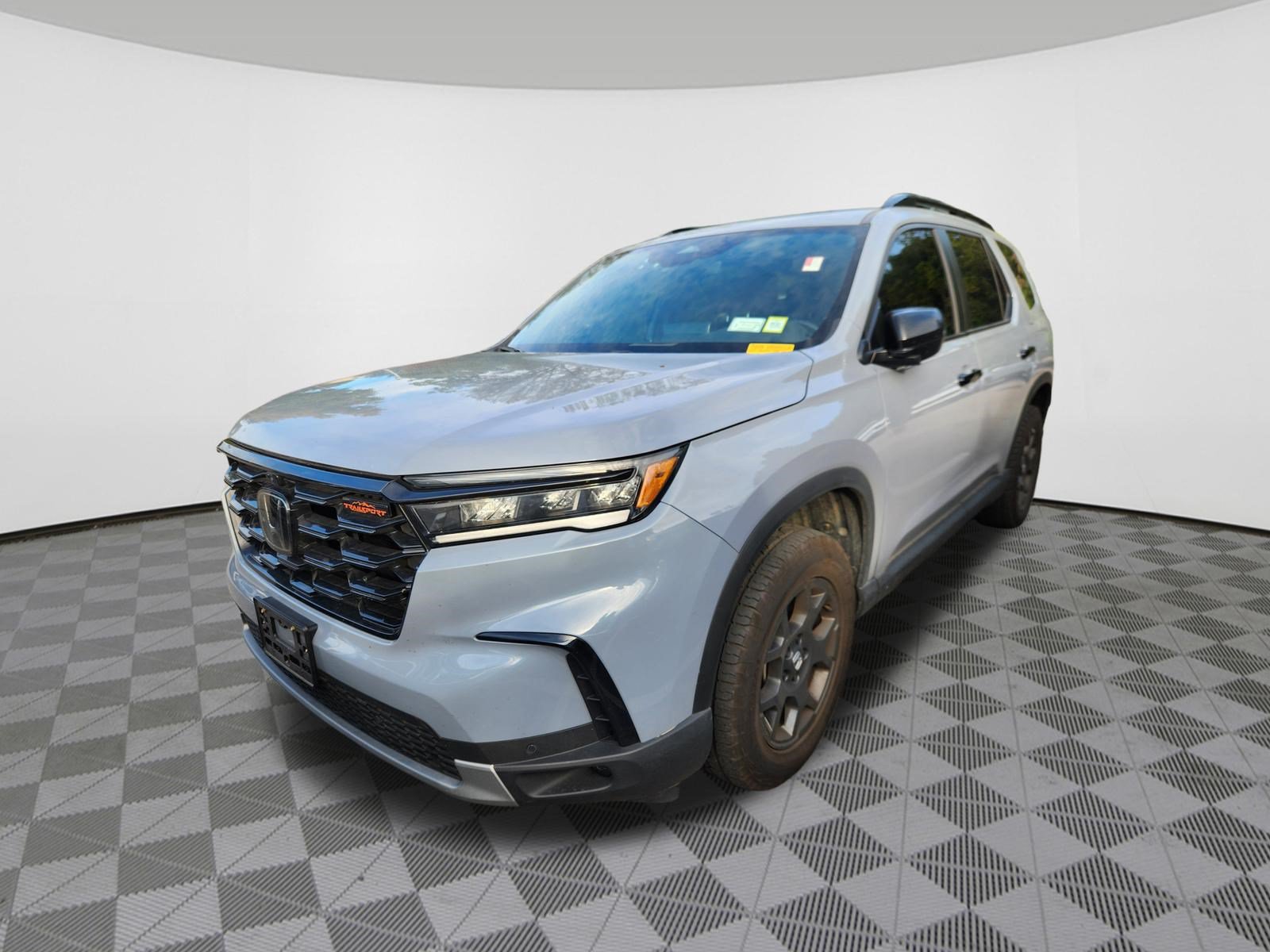 Used 2025 Honda Pilot TrailSport image 2