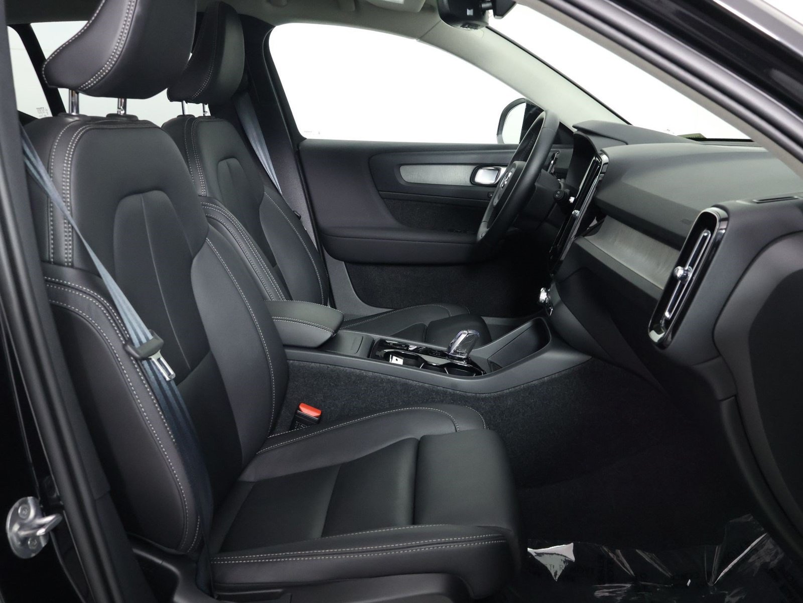 Certified 2026 Volvo XC40 B5 Plus AWD/4WD image 29