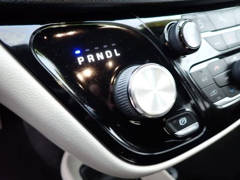 Used 2020 Chrysler Pacifica Touring image 25