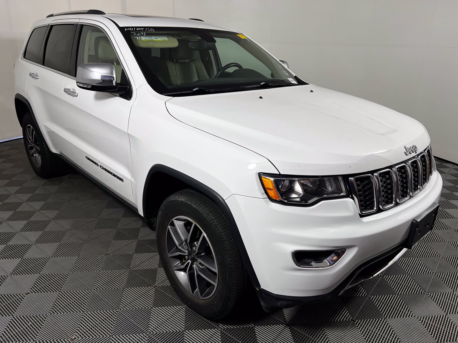Used 2019 Jeep Grand Cherokee Limited AWD/4WD image 3