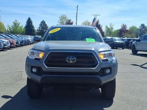 Used 2021 Toyota Tacoma SR5 AWD/4WD image 2