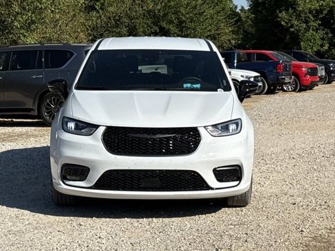 Used 2026 Chrysler Pacifica Select FWD image 2
