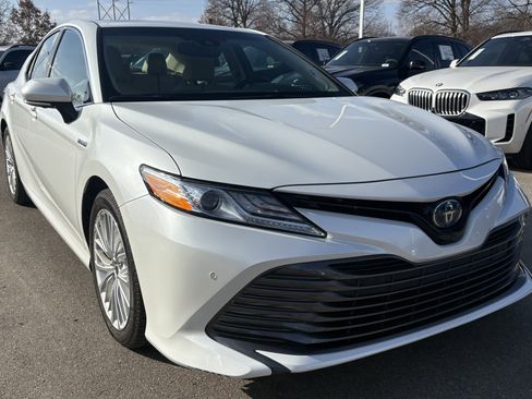 Used 2018 Toyota Camry XLE image 2