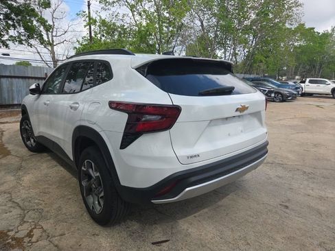 Used 2025 Chevrolet Trax LT w/ LT Convenience Package image 9