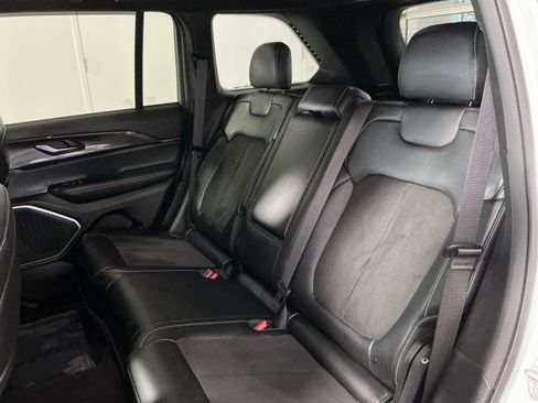 Used 2023 Jeep Grand Cherokee Altitude image 32