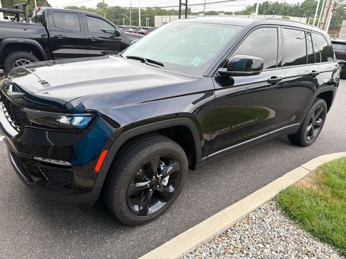 Used 2023 Jeep Grand Cherokee Limited w/ Black Appearance Package AWD/4WD image 6