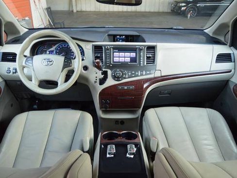 Used 2011 Toyota Sienna XLE w/ XLE Navigation Pkg FWD image 17