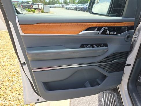 Used 2023 Jeep Grand Wagoneer Series II w/ Flexible Seating Group AWD/4WD image 19