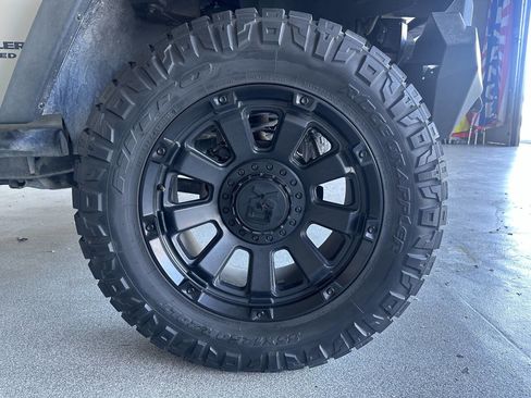 Used 2017 Jeep Wrangler Unlimited Rubicon image 41