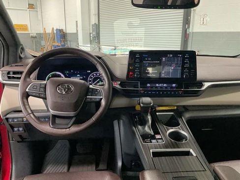 Used 2021 Toyota Sienna Platinum image 12