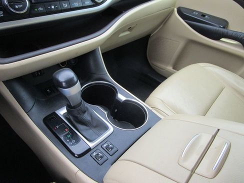Used 2015 Toyota Highlander XLE FWD image 29