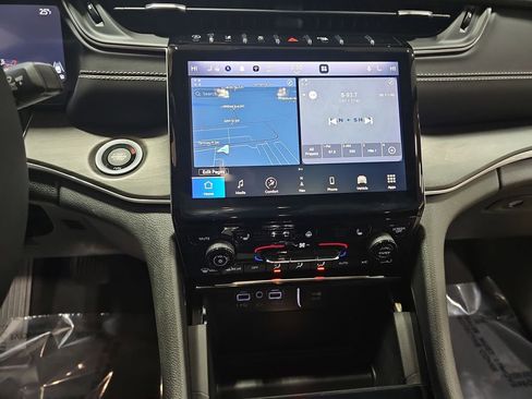 Used 2023 Jeep Grand Cherokee Limited image 19