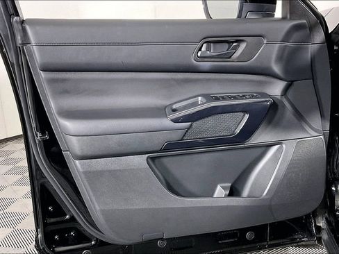 Used 2024 Nissan Pathfinder S image 24