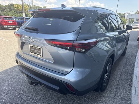 Used 2024 Toyota Highlander XLE FWD image 4