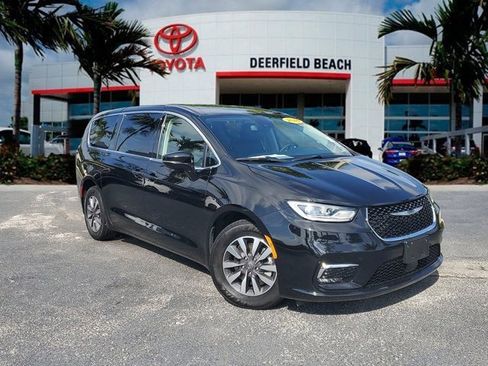 Used 2024 Chrysler Pacifica Select image 1